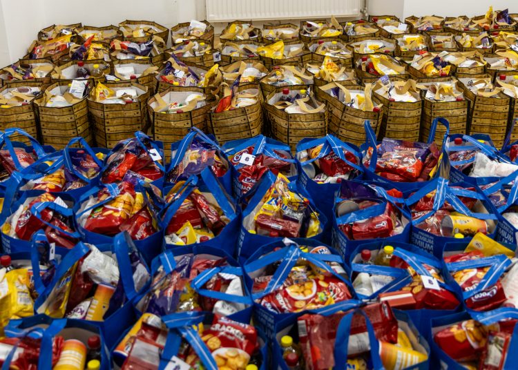 Élelmiszert osztott a váci önkormányzat a rászorulóknak – képekkel