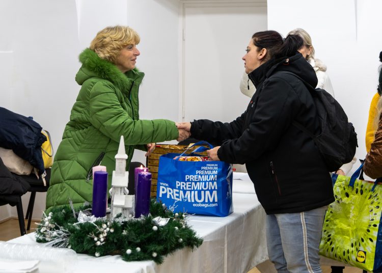 Élelmiszert osztott a váci önkormányzat a rászorulóknak – képekkel
