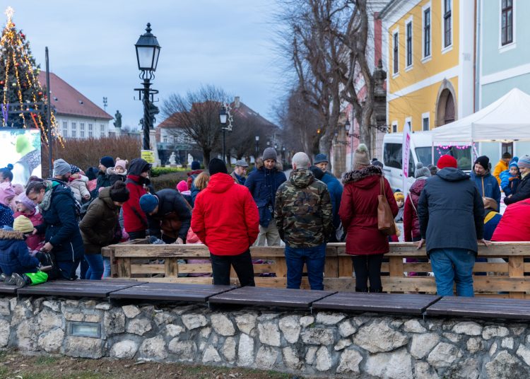 Galéria az állatsimogatóról, a Komédiás Kompánia előadásáról és a fényfestésről
