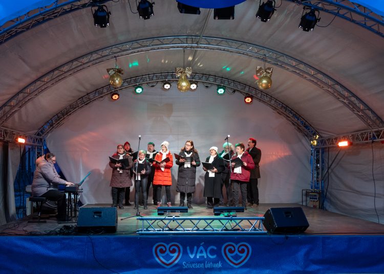 Galéria a vasárnapi közös éneklésről