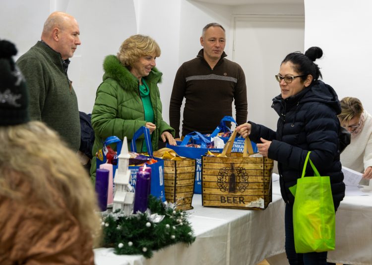 Élelmiszert osztott a váci önkormányzat a rászorulóknak – képekkel
