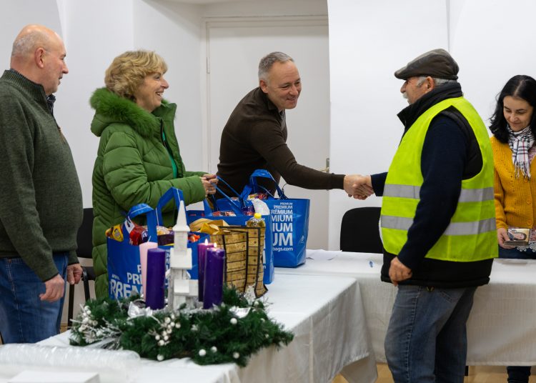 Élelmiszert osztott a váci önkormányzat a rászorulóknak – képekkel