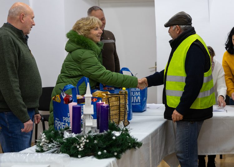 Élelmiszert osztott a váci önkormányzat a rászorulóknak – képekkel