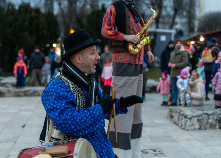 Galéria az állatsimogatóról, a Komédiás Kompánia előadásáról és a fényfestésről