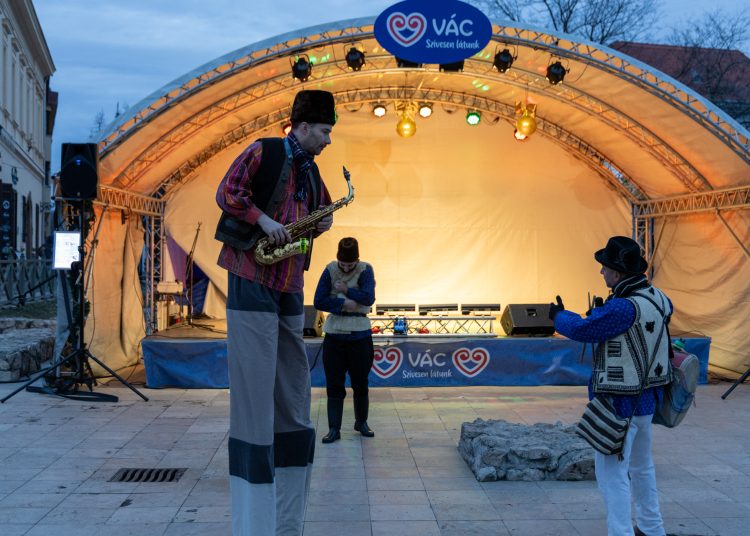 Galéria az állatsimogatóról, a Komédiás Kompánia előadásáról és a fényfestésről