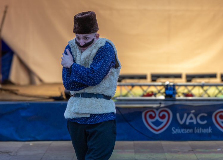 Galéria az állatsimogatóról, a Komédiás Kompánia előadásáról és a fényfestésről