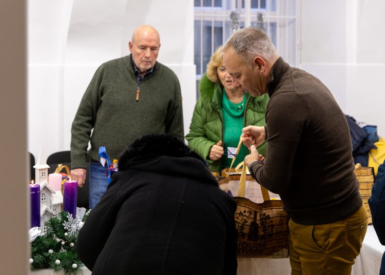 Élelmiszert osztott a váci önkormányzat a rászorulóknak – képekkel