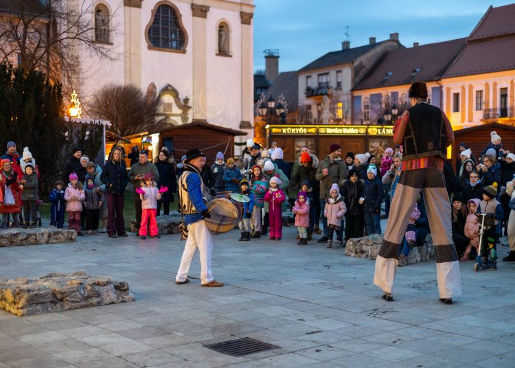 Galéria az állatsimogatóról, a Komédiás Kompánia előadásáról és a fényfestésről