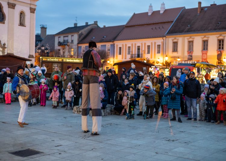 Galéria az állatsimogatóról, a Komédiás Kompánia előadásáról és a fényfestésről