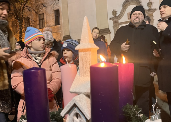 Zenés műsor követte a főtéri színpadon a második gyertya meggyújtását