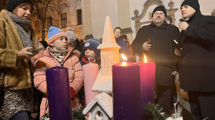 Zenés műsor követte a főtéri színpadon a második gyertya meggyújtását