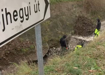 Javítják a vizesárok aljzatát Deákváron – videó