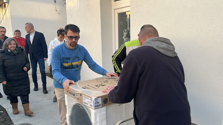 Mosógépet vásároltak a váci tiszások a hajléktalanszállónak – videó