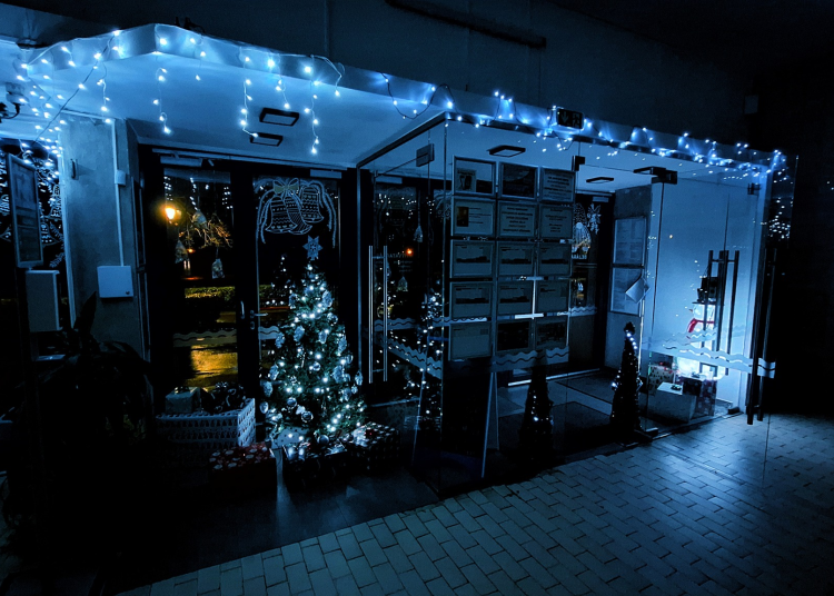 Ünnepi díszekbe öltözött a váci uszoda – galériával