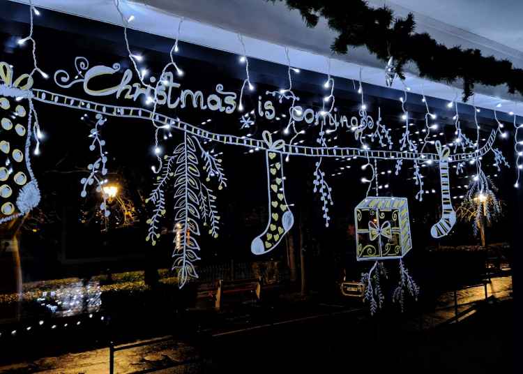 Ünnepi díszekbe öltözött a váci uszoda – galériával