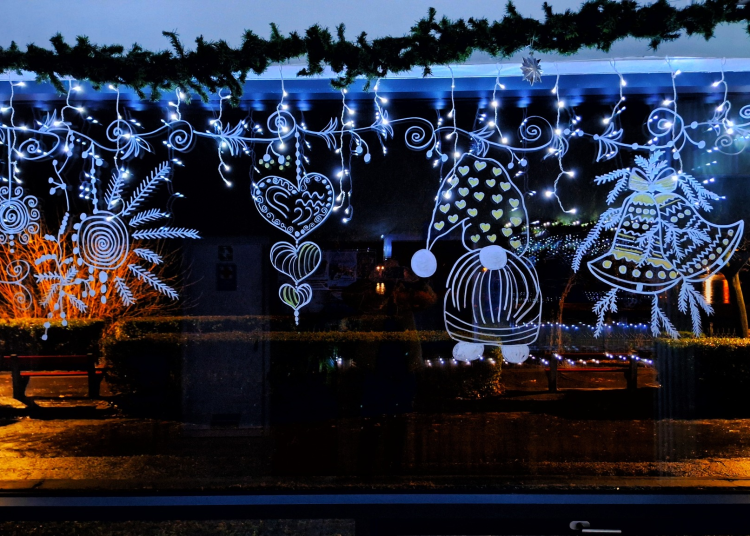 Ünnepi díszekbe öltözött a váci uszoda – galériával