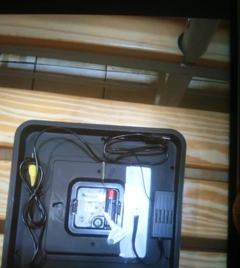 Rejtett kamera miatt tett feljelentést a váci uszoda igazgatója – képekkel