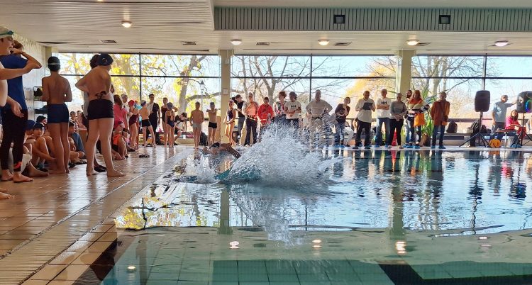 Rengetegen vettek részt a Mikulás Úszóversenyen – képekkel