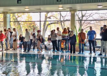 Rengetegen vettek részt a Mikulás Úszóversenyen – képekkel