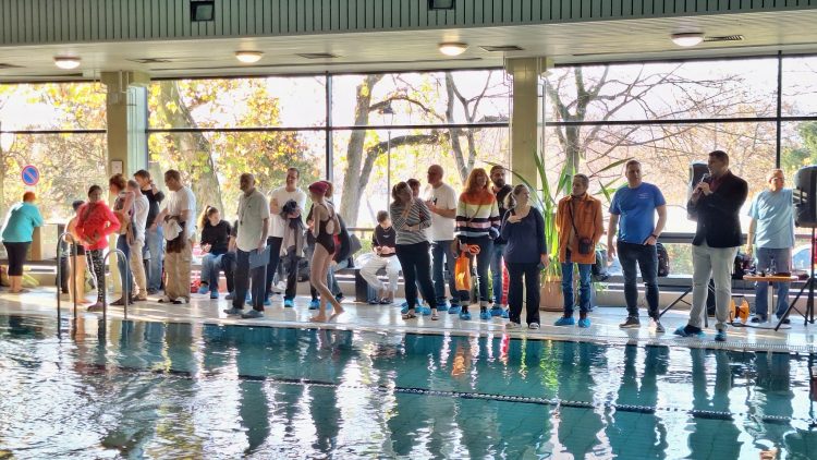 Rengetegen vettek részt a Mikulás Úszóversenyen – képekkel