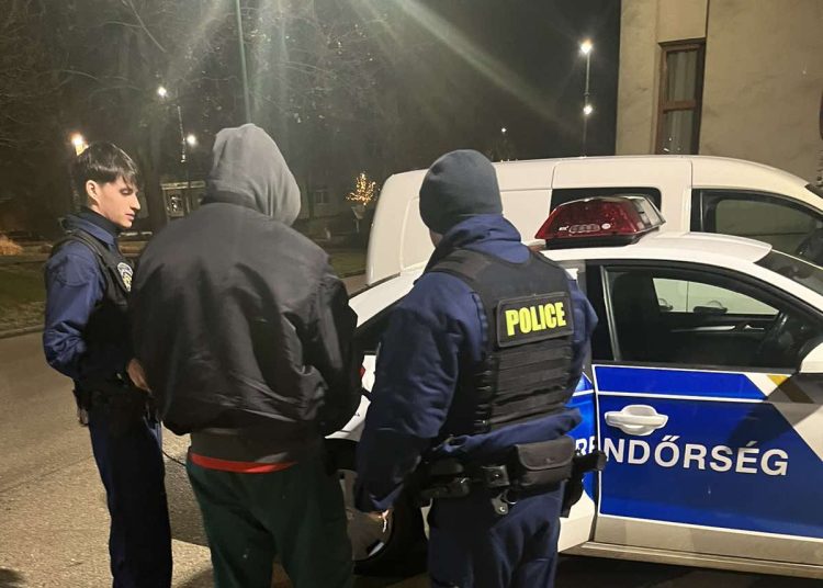 Átfúrta magát a plafonon, hogy hajszárítót lopjon, a váci rendőrök elkapták