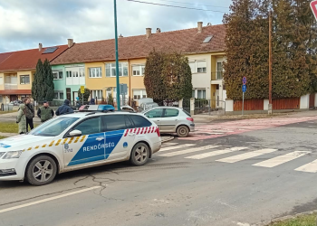 Baleset történt a Deákvári főút és a Radnóti Miklós út kereszteződésében