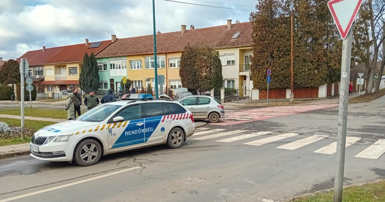 Baleset történt a Deákvári főút és a Radnóti Miklós út kereszteződésében