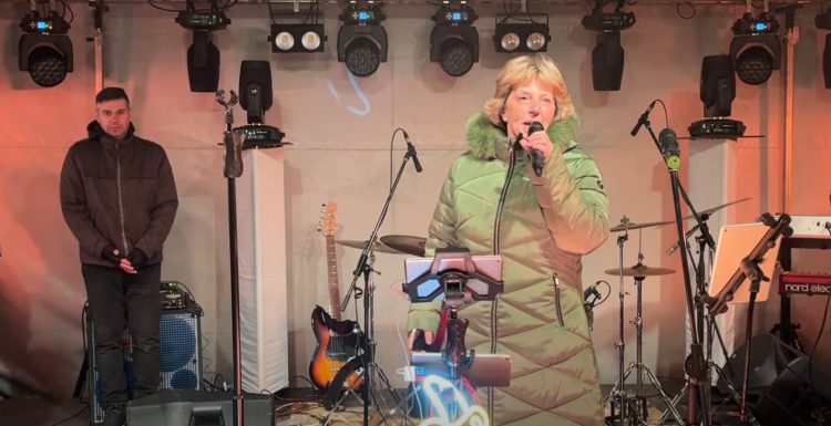 Megköszönte az árvízi összefogást a polgármester a főtéren