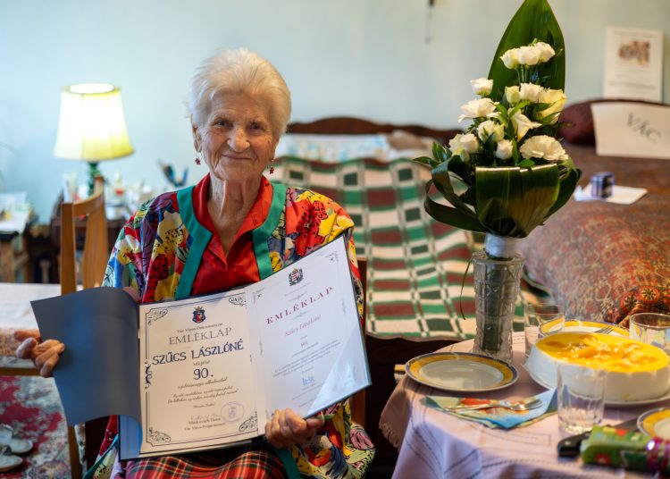 90. születésnapján köszöntötte fel az önkormányzat Margitka nénit – képekkel