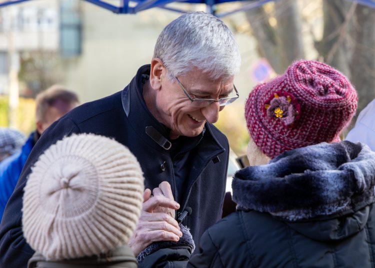 Vácon is féláron osztott gyümölcsöt a DK – galéria