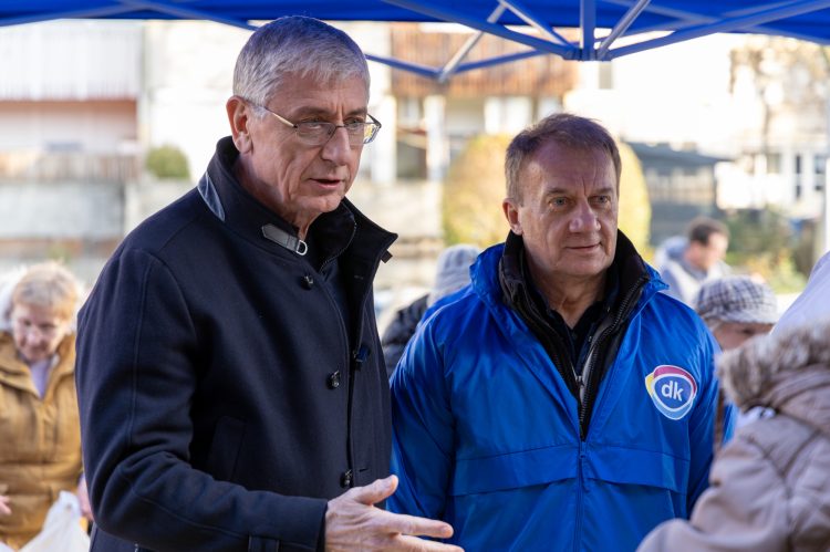 Vácon is féláron osztott gyümölcsöt a DK – galéria