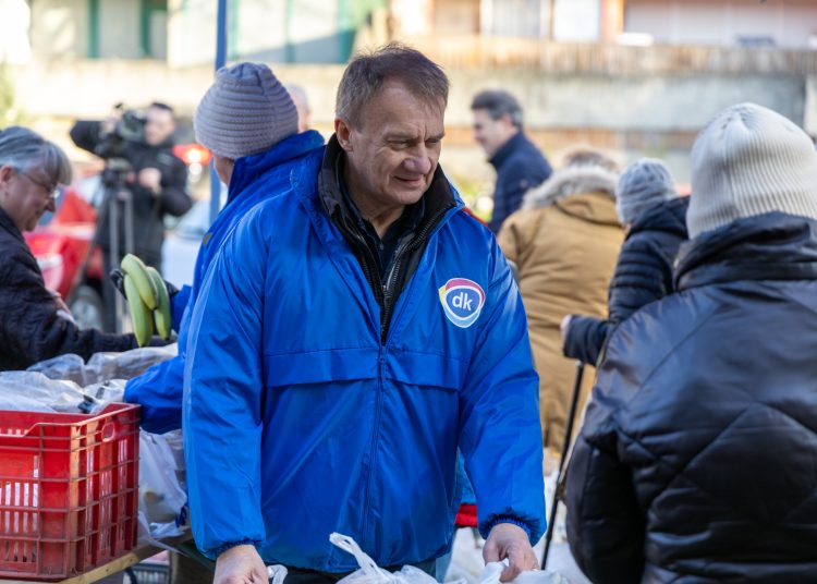 Vácon is féláron osztott gyümölcsöt a DK – galéria