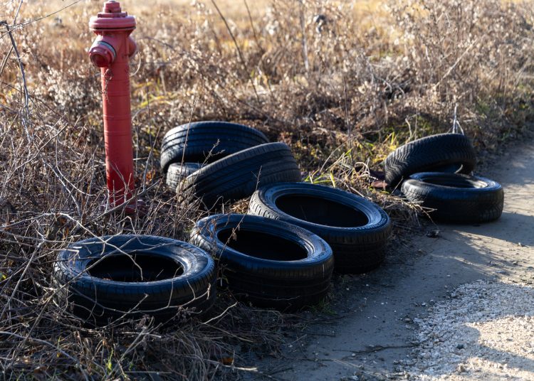Autóabroncsokat dobáltak szét a Gödöllői út mögött