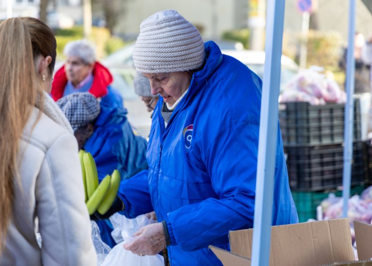 Vácon is féláron osztott gyümölcsöt a DK – galéria