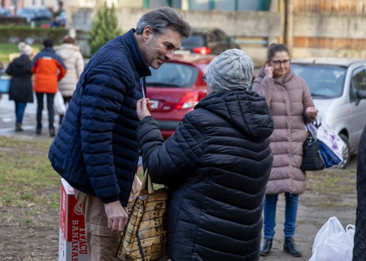Vácon is féláron osztott gyümölcsöt a DK – galéria
