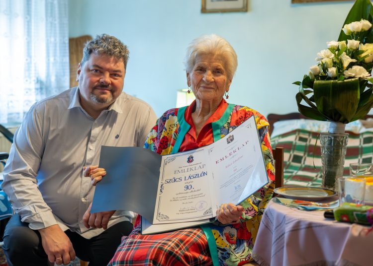 90. születésnapján köszöntötte fel az önkormányzat Margitka nénit – képekkel