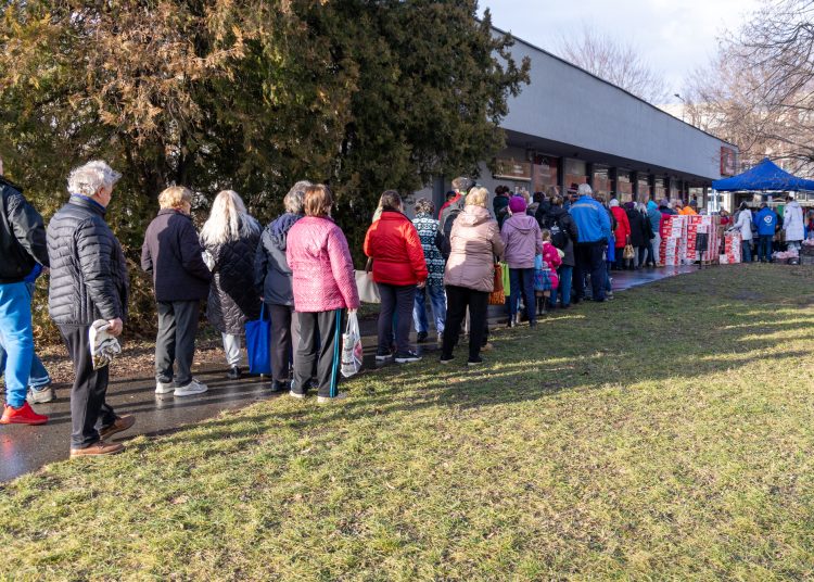 Vácon is féláron osztott gyümölcsöt a DK – galéria