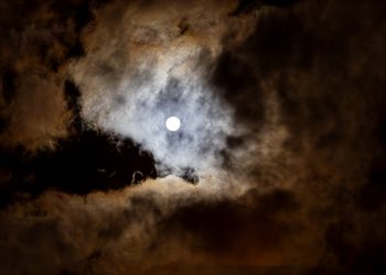 Így nézett le a Hold Vácra hétfő éjjel