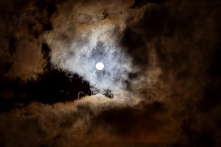 Így nézett le a Hold Vácra hétfő éjjel