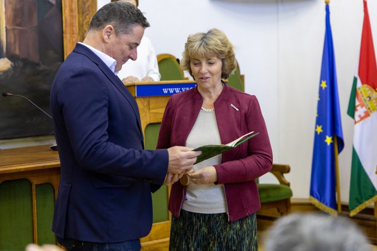Gyulay Zsolt átvette Vác díszpolgári címét Matkovich Ilonától – galériával