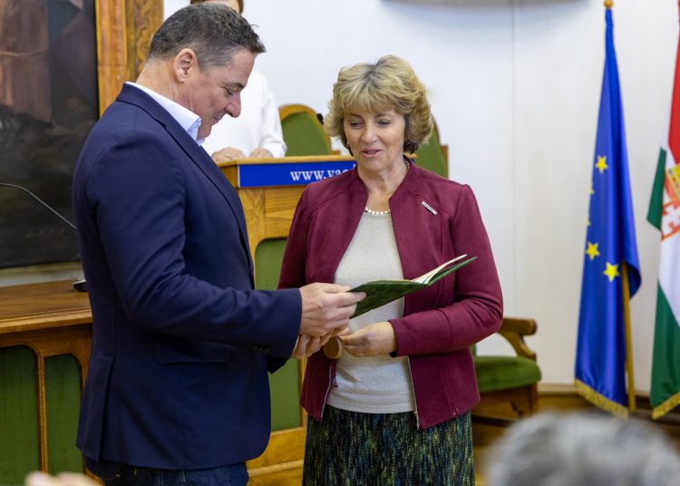 Gyulay Zsolt átvette Vác díszpolgári címét Matkovich Ilonától – galériával