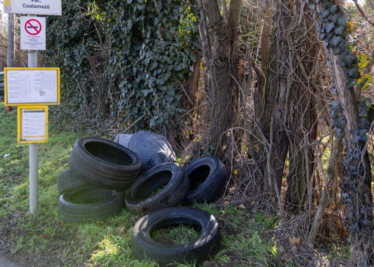 Autóabroncsokat dobáltak szét a Gödöllői út mögött