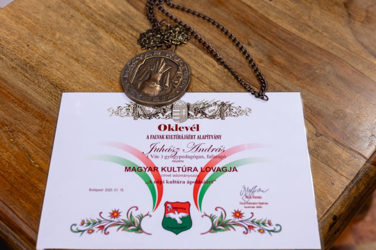 A Magyar Kultúra Lovagja lett egy váci fafaragó mester
