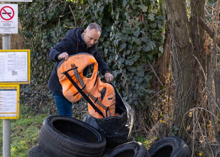 Autóabroncsokat dobáltak szét a Gödöllői út mögött