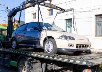 Elhagyott autókat szállítottak el Vác-Alsóvárosból – videó