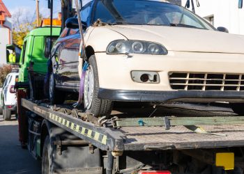 Elhagyott autókat szállítottak el Alsóvárosból