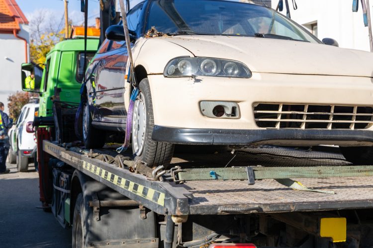 Elhagyott autókat szállítottak el Alsóvárosból