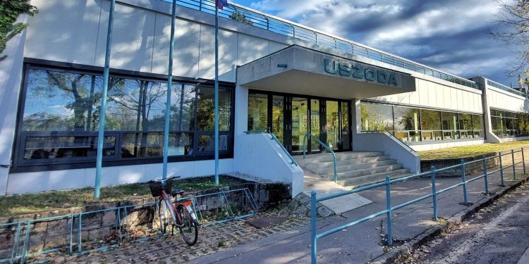 Az adatvédelmi hatóság továbbra is vizsgálja az uszodában elrejtett kamera ügyét