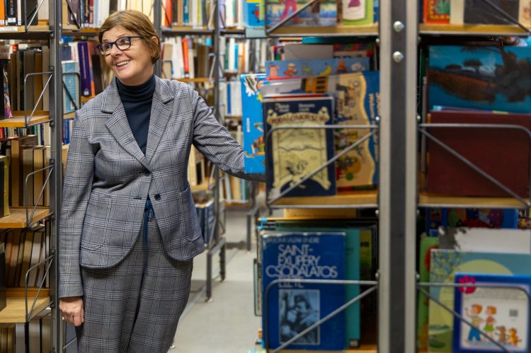 Már a könyveket pakolják vissza a gyermekrészlegbe a könyvtárosok