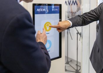 Felújított irodát avatott Vácon az MVM